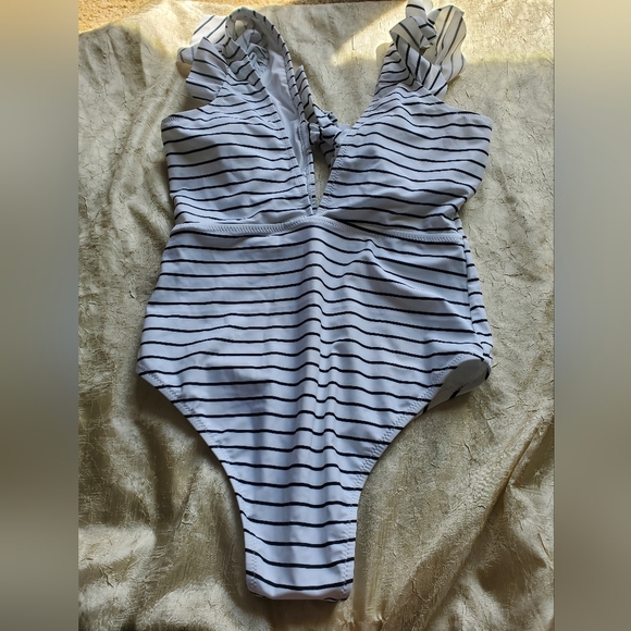 NWOT Cupshe White and Black Striped Swimsuit - Picture 1 of 3